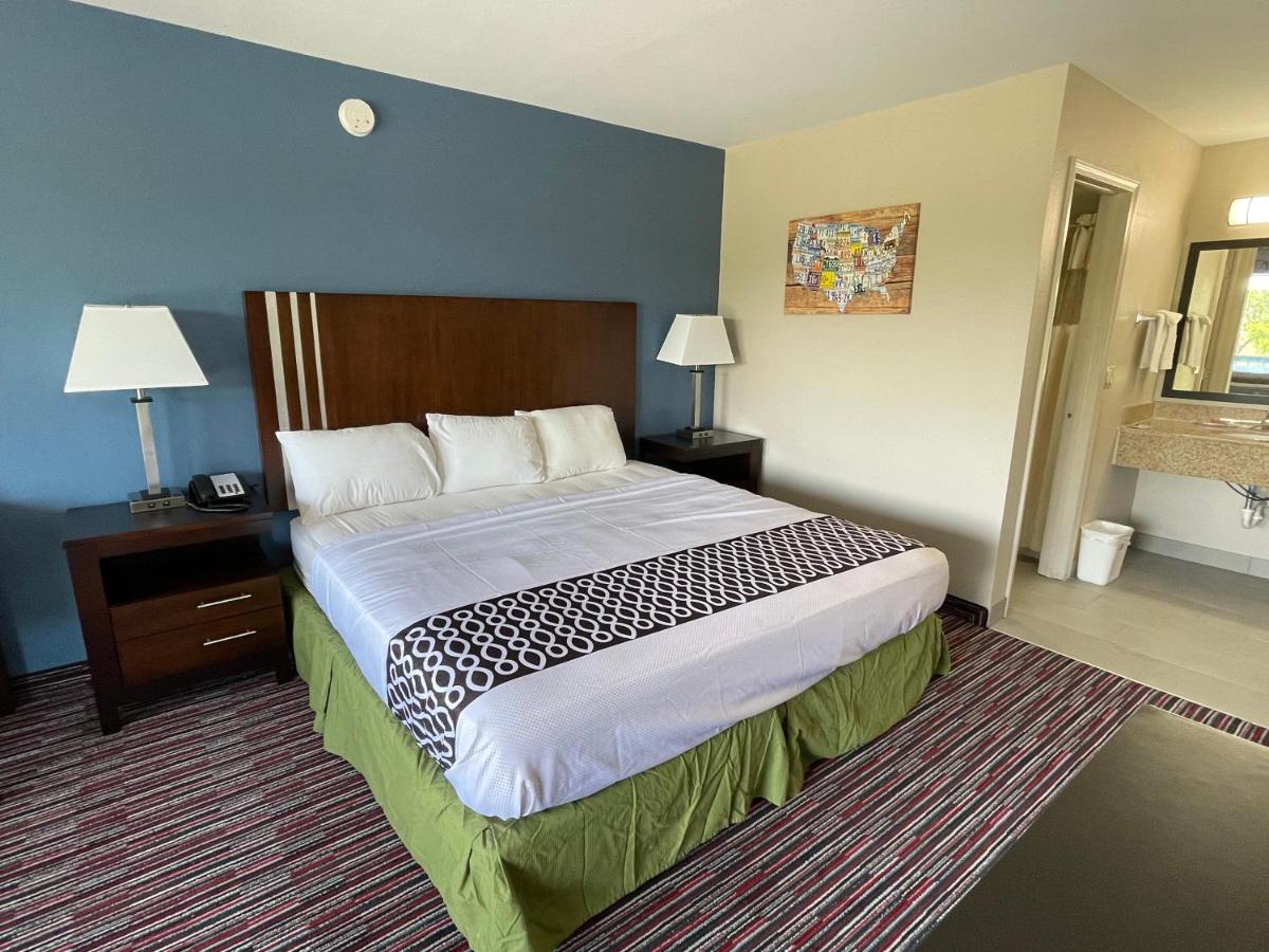 Standard King Room - Smoking at Econo Lodge Inn & Suites Enid South