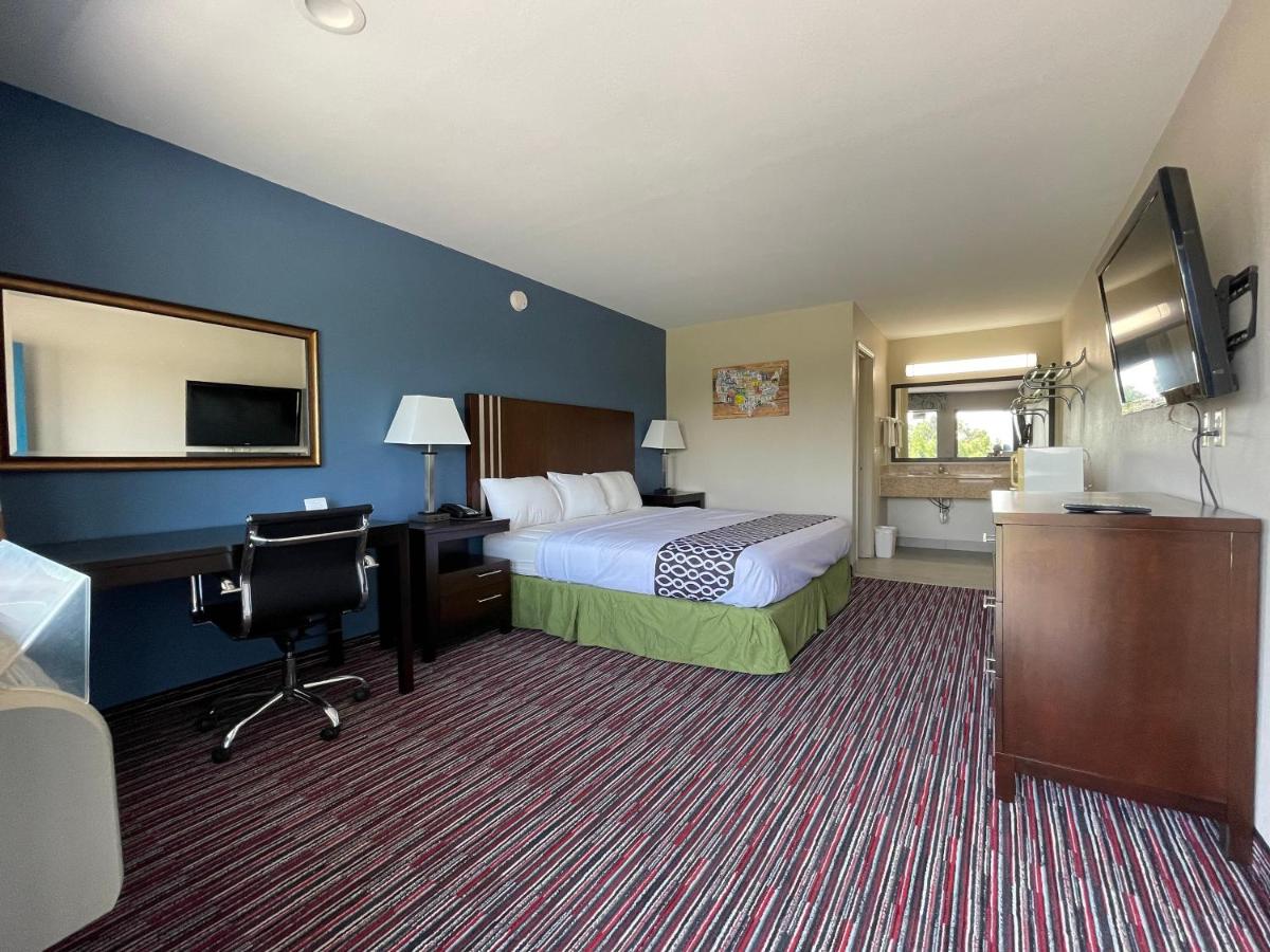 Standard King Room - Smoking at Econo Lodge Inn & Suites Enid South