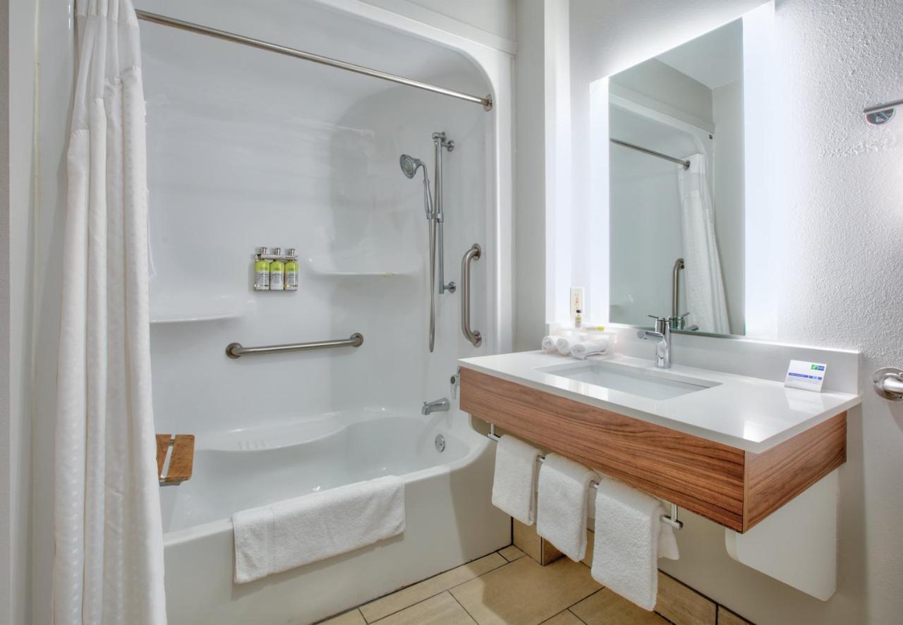 Queen Room with Wheelchair Access - Non-Smoking at Holiday Inn Express Hope by IHG