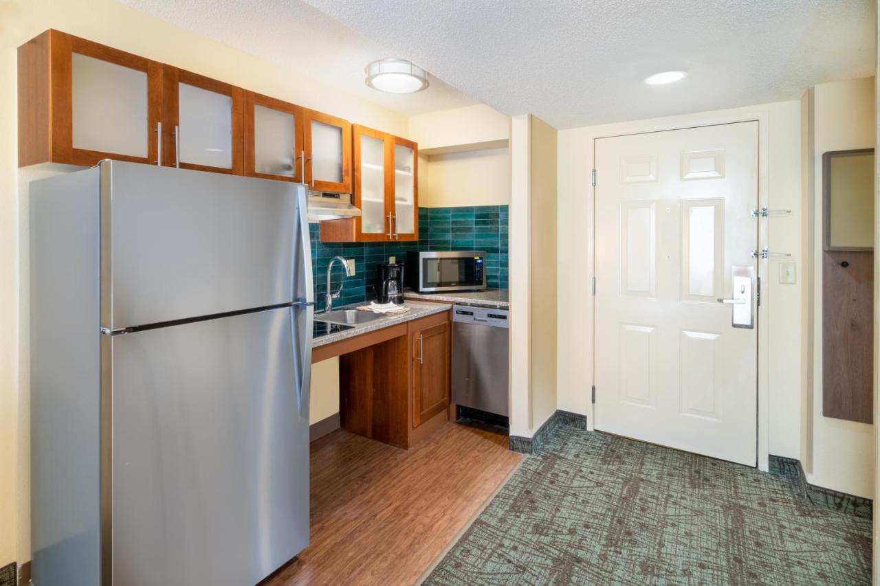 King Room - Hearing Accessible - Roll-in Shower at Staybridge Suites Memphis - Poplar Ave East by IHG
