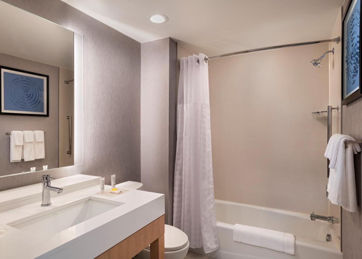 Deluxe Queen Room at Hyatt Place Austin / Lake Travis / Four Points