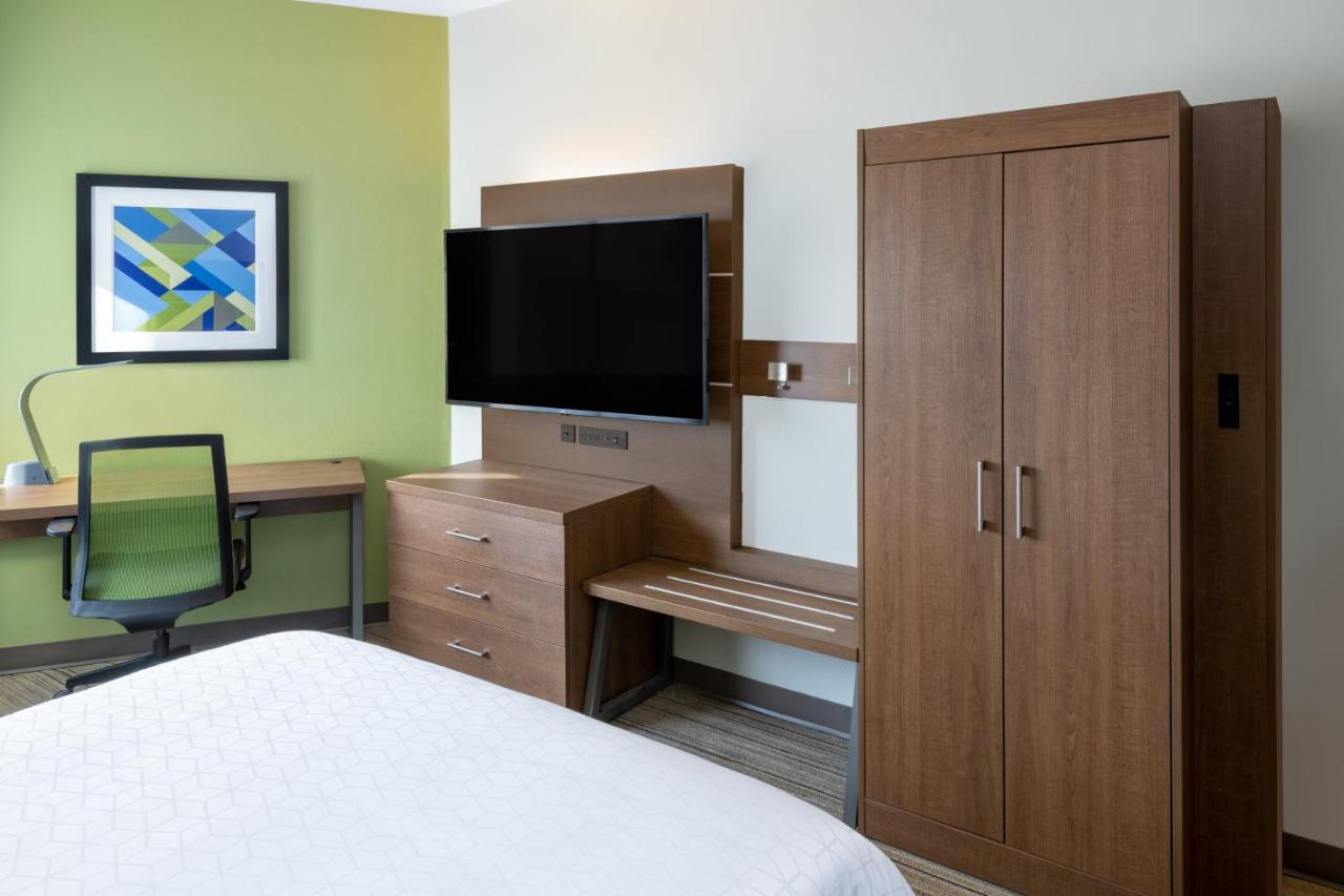 Studio Room with Hearing Accessible Roll In Shower - Non-Smoking at Holiday Inn Express Colorado Springs Airport by IHG