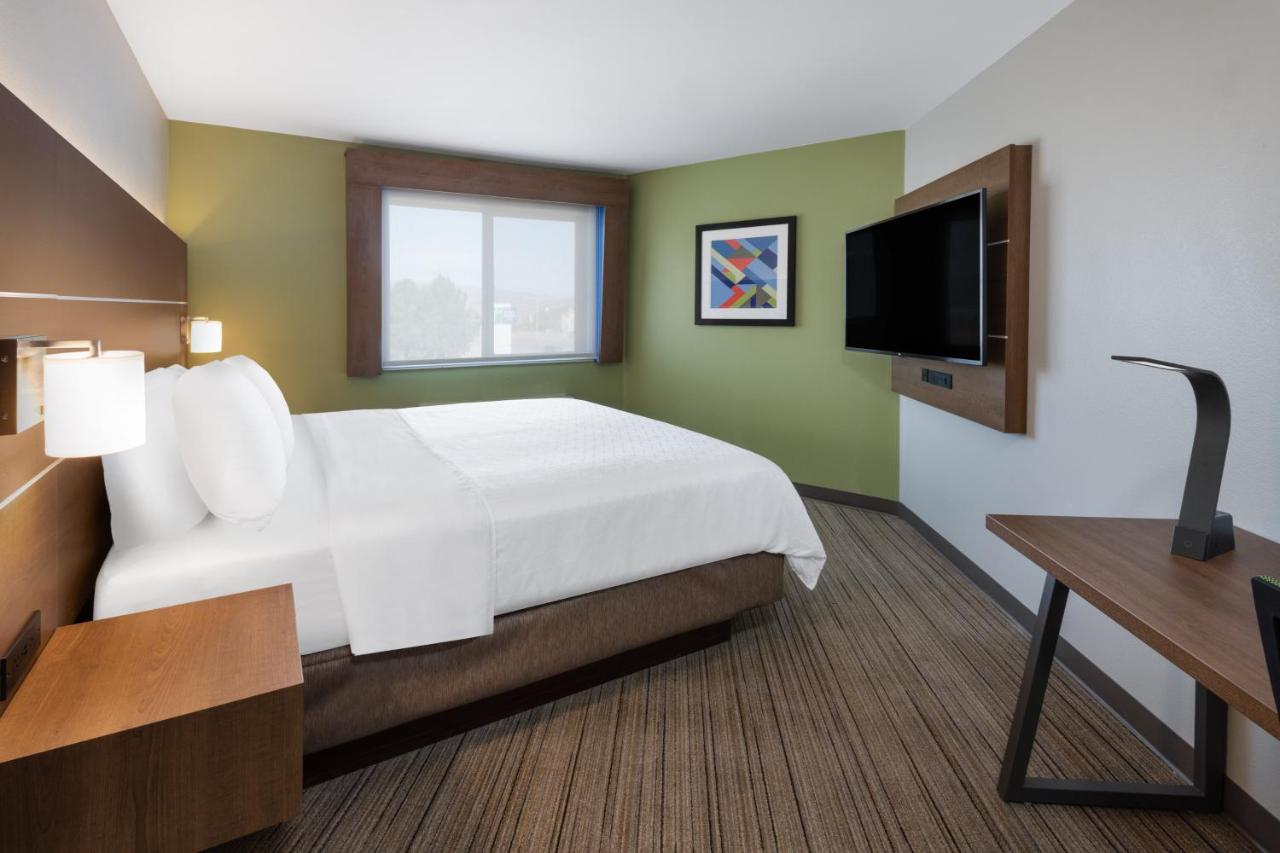 King Room - Non-Smoking at Holiday Inn Express Colorado Springs Airport by IHG