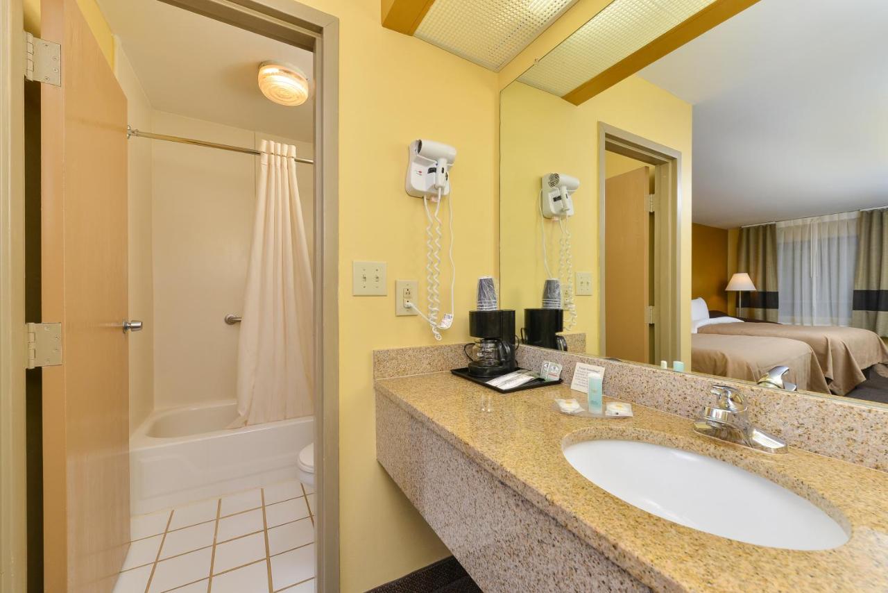 Queen Room with Two Queen Beds - Non-Smoking at Clarion pointe near I-75