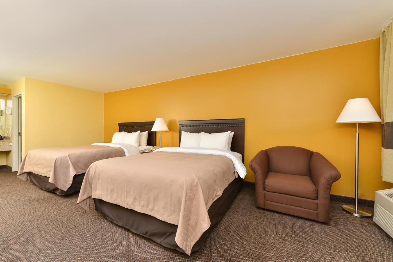 Queen Room with Two Queen Beds - Non-Smoking at Clarion pointe near I-75