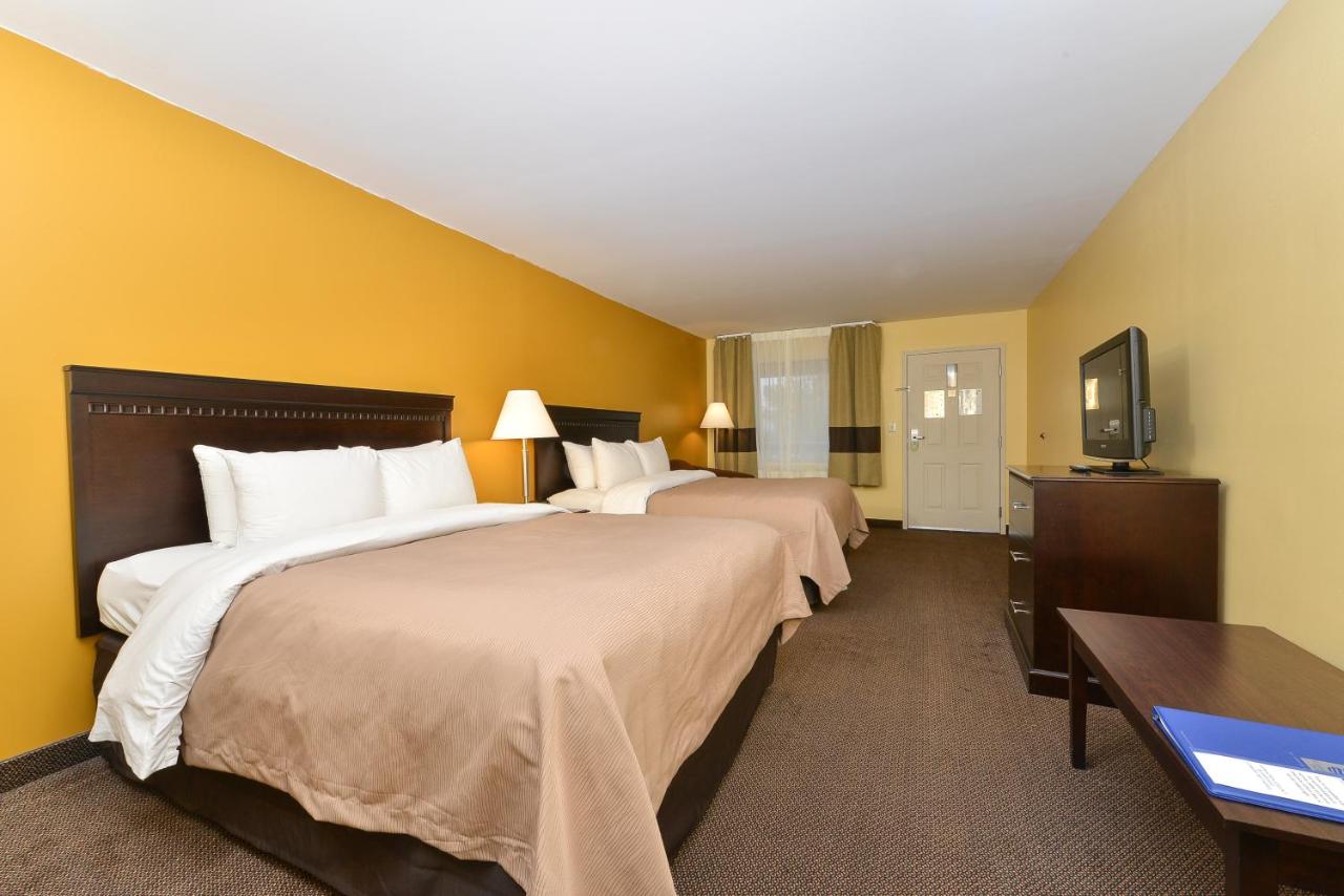 Queen Room with Two Queen Beds - Non-Smoking at Clarion pointe near I-75