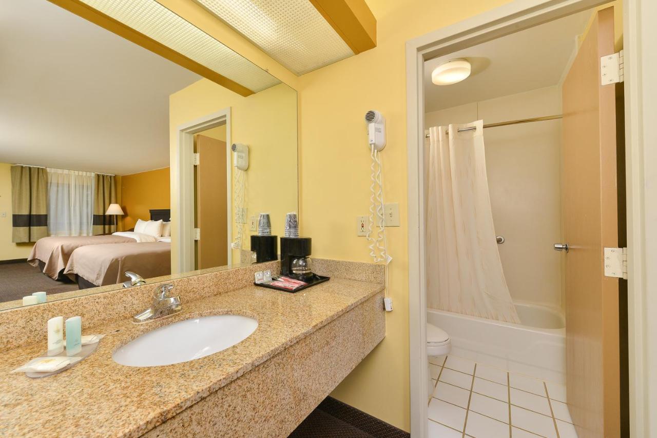 Queen Room with Two Queen Beds - Non-Smoking at Clarion pointe near I-75