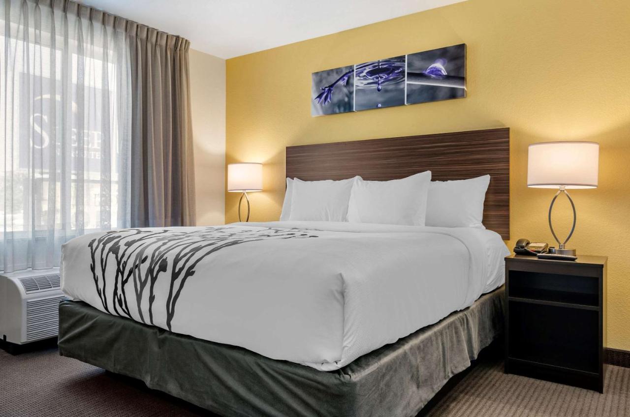 King Room with tub - Accessible/Non-Smoking at Sleep Inn Great Falls Airport