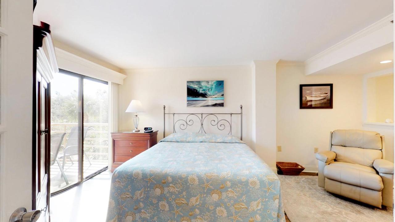 | 2215 Villamare