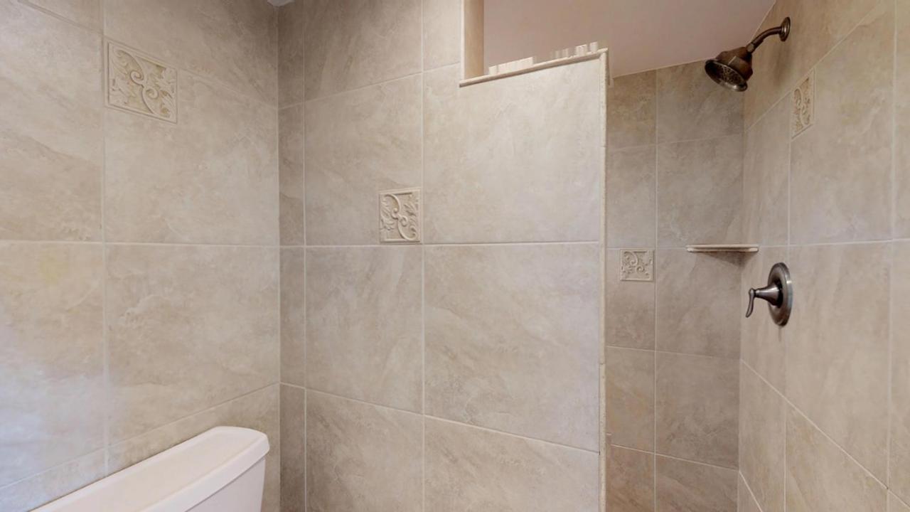 | 2215 Villamare