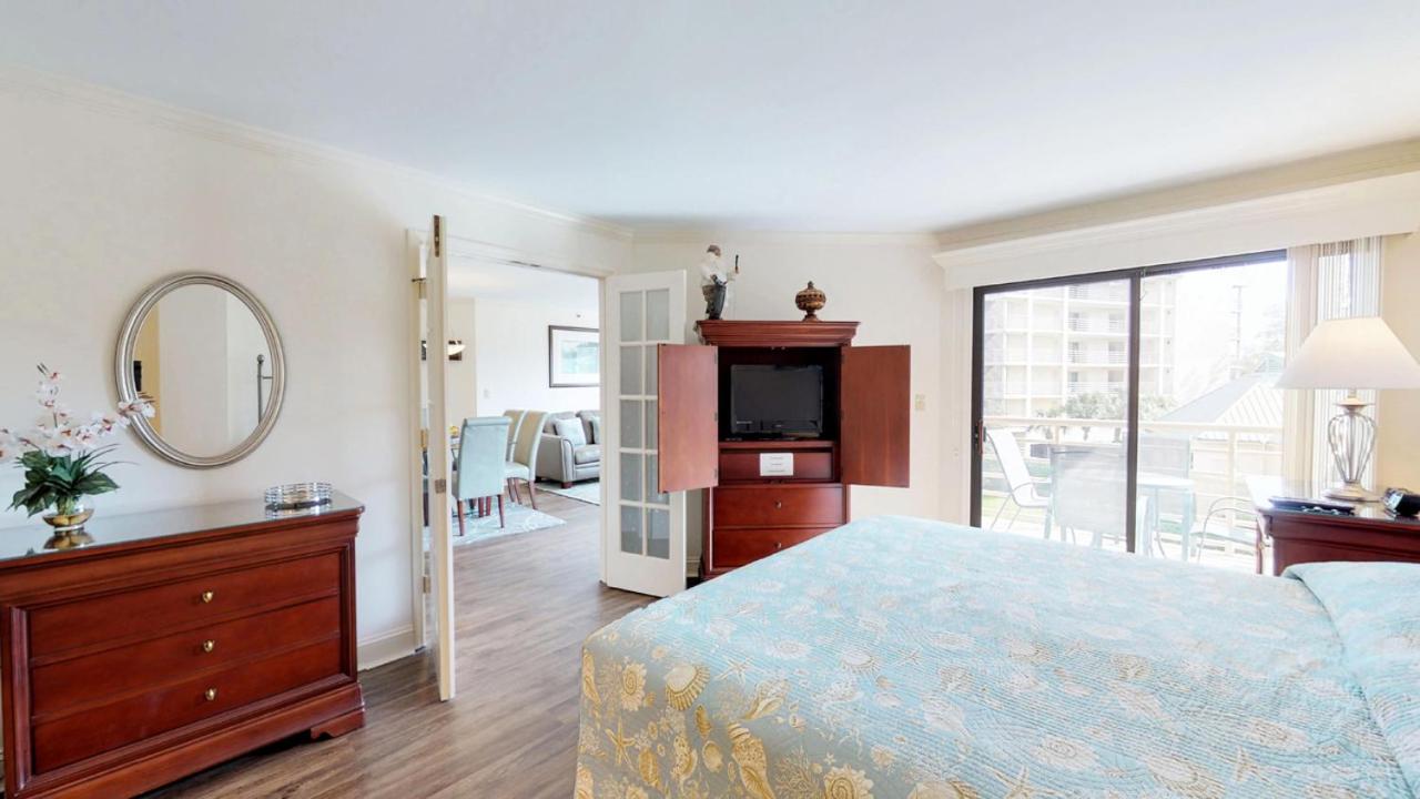 | 2215 Villamare