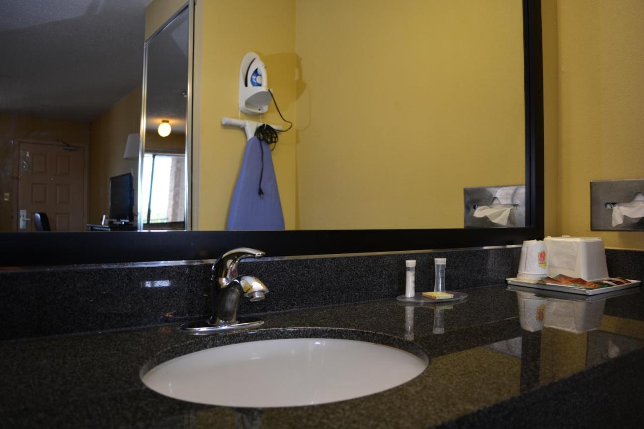 | Super 8 by Wyndham Universal City