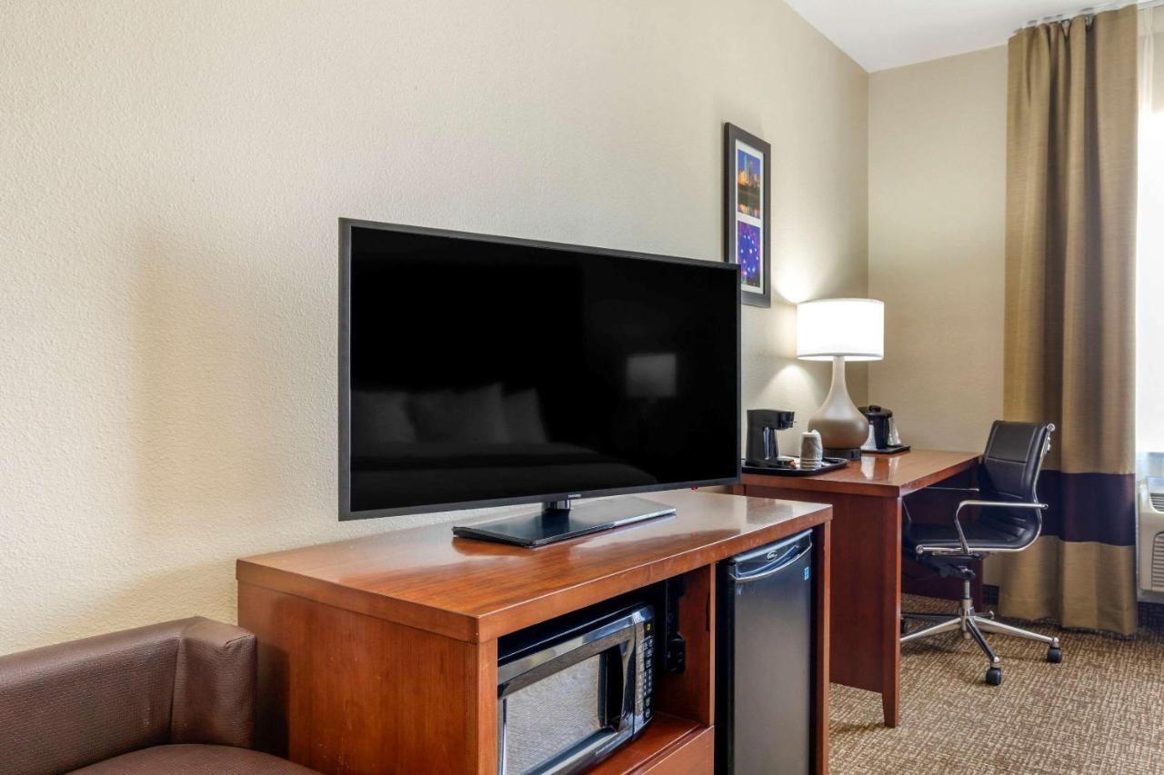 King Room at Comfort Inn Near UNT