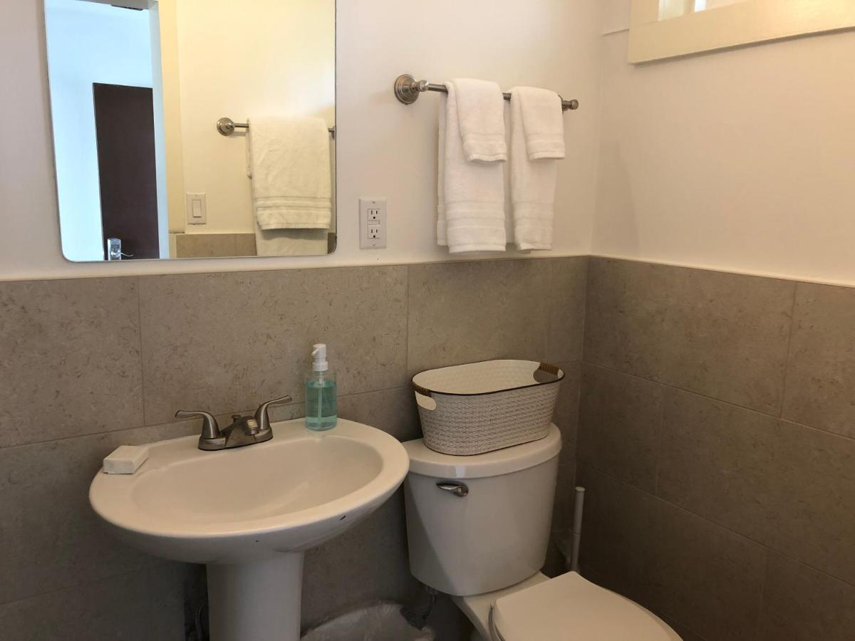 | Kona Tiki Hotel