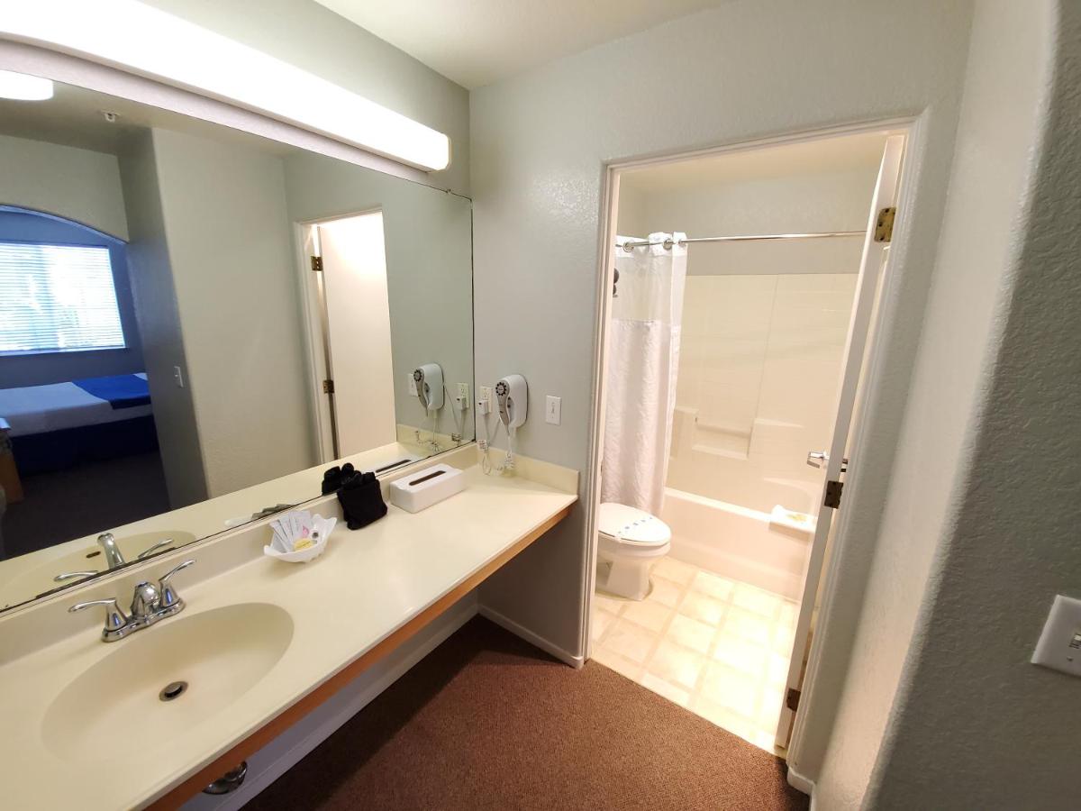 Deluxe Studio at Pacific Plaza Hotel
