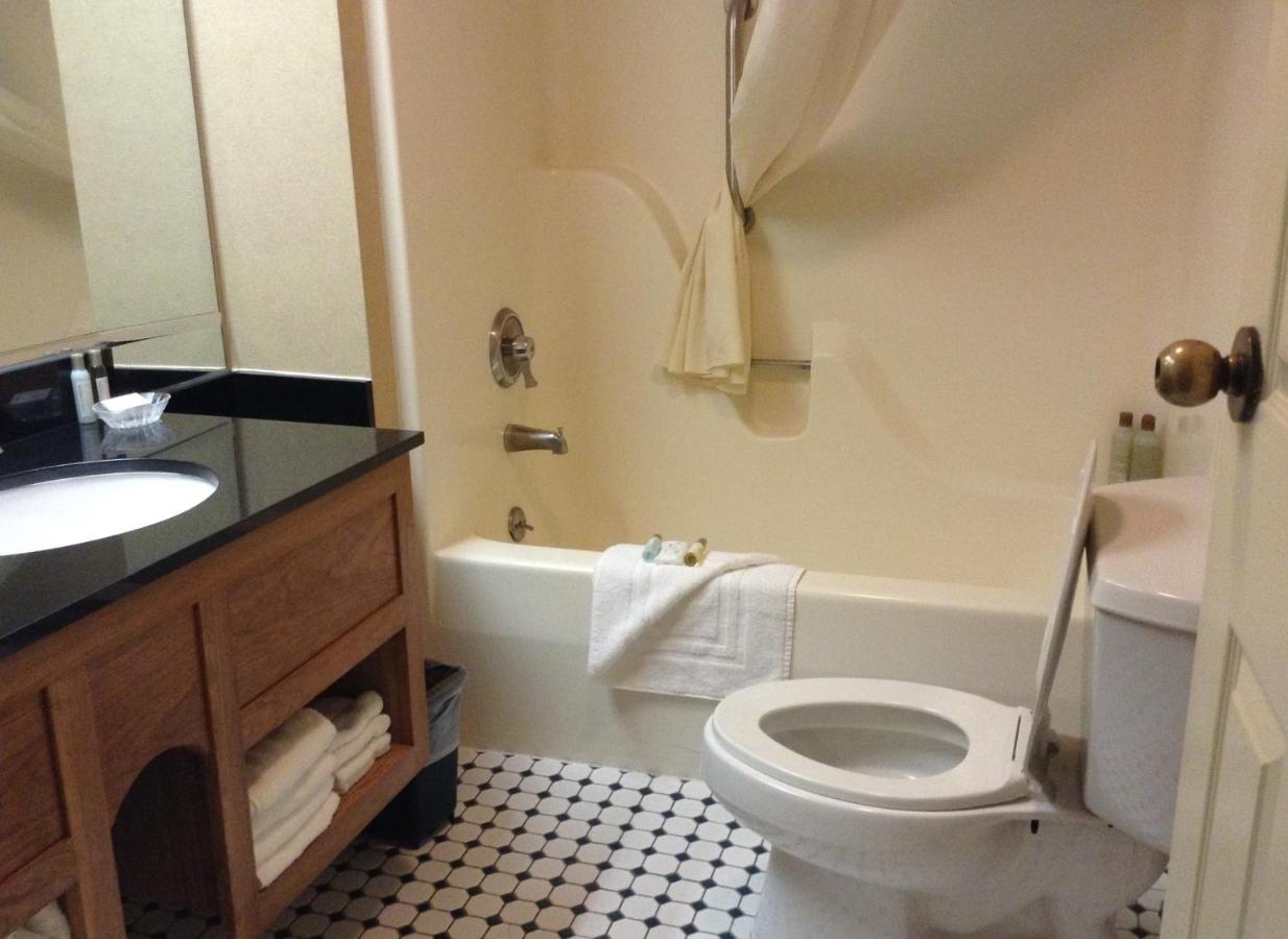 Executive Suite at Hamilton Inn Select Beachfront Mackinaw City