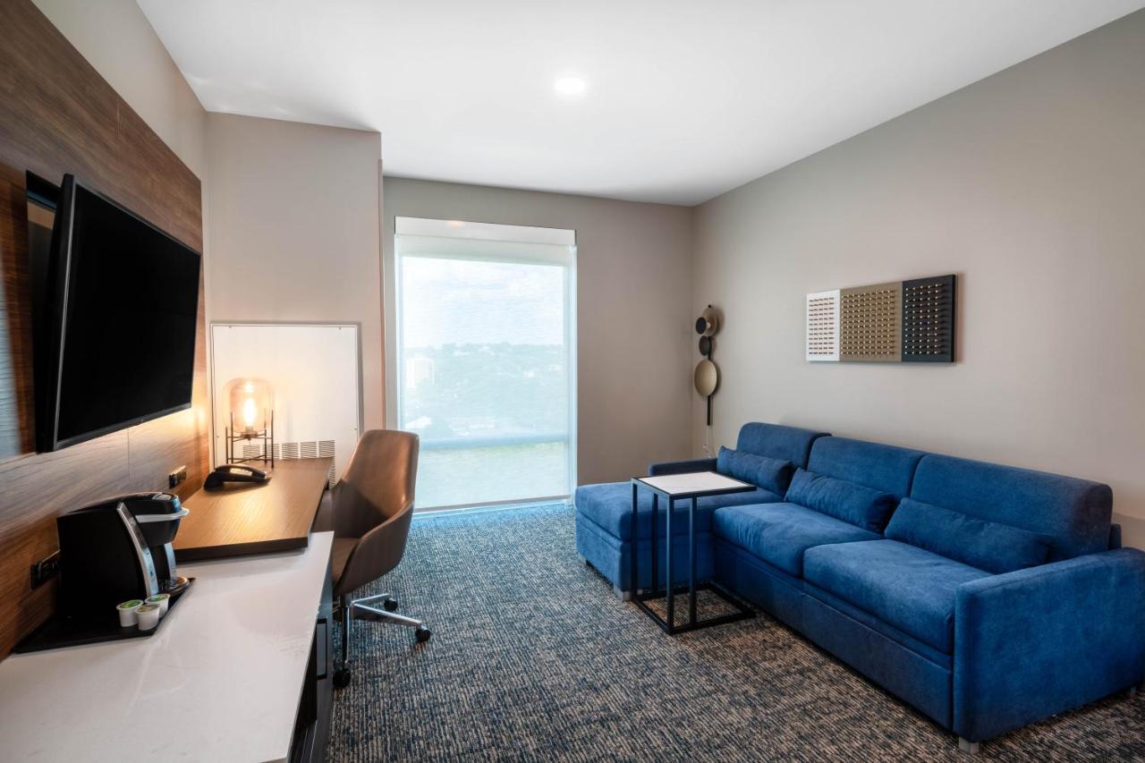King Room - Mobility Access/Non-Smoking at La Quinta Inn & Suites by Wyndham Nashville Downtown / Stadium