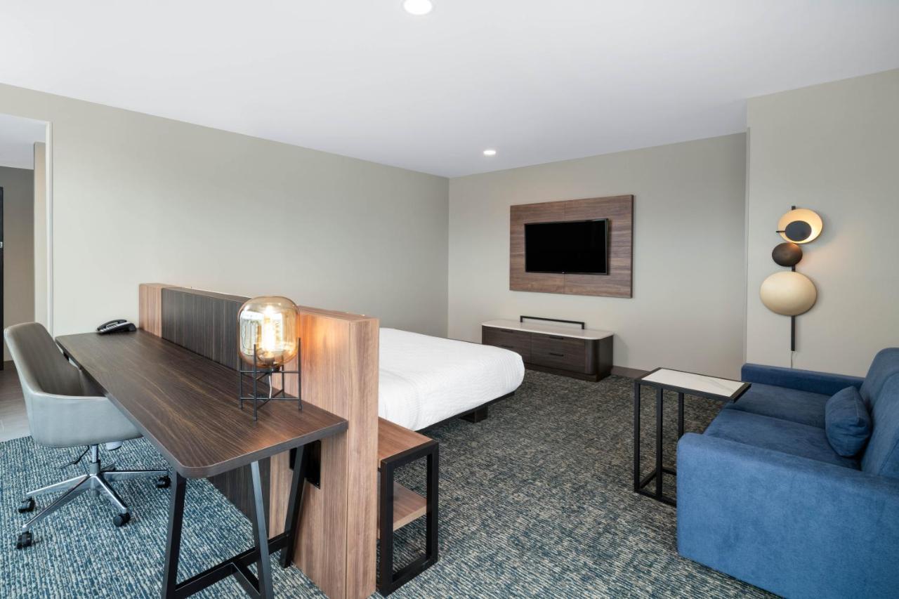 Corner Suite with King Bed Non-Smoking at La Quinta Inn & Suites by Wyndham Nashville Downtown / Stadium