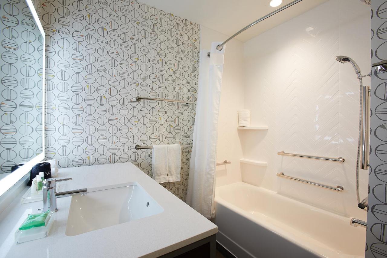 King Room with Tub - Mobility Accessible/Non-Smoking at Holiday Inn Louisville Downtown by IHG