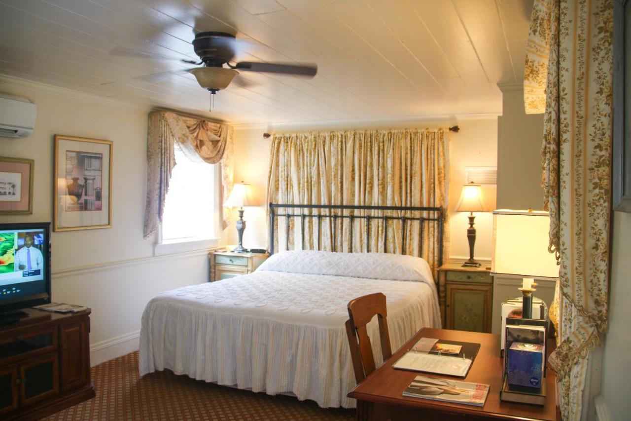Deluxe King Room at Anchuca Historic Mansion & Inn