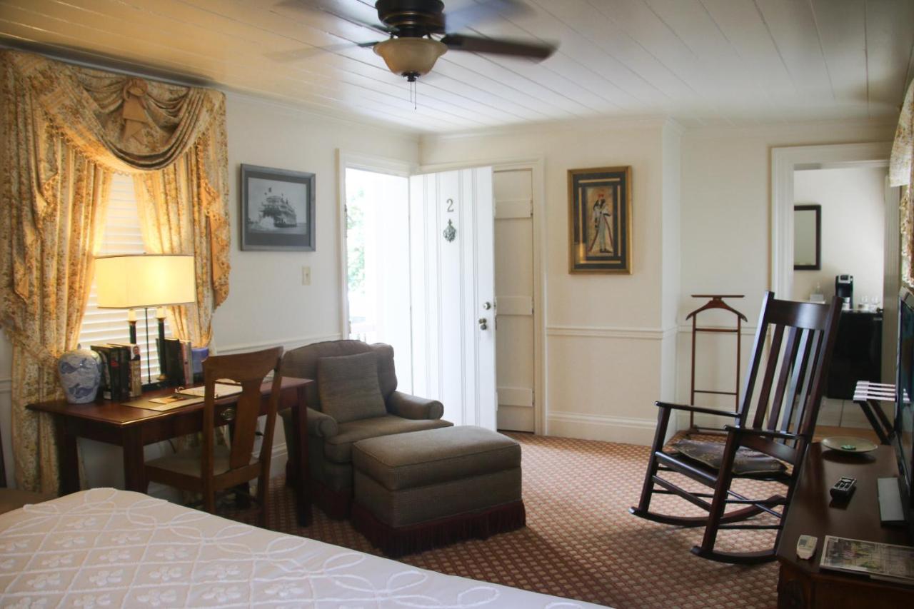 Deluxe King Room at Anchuca Historic Mansion & Inn