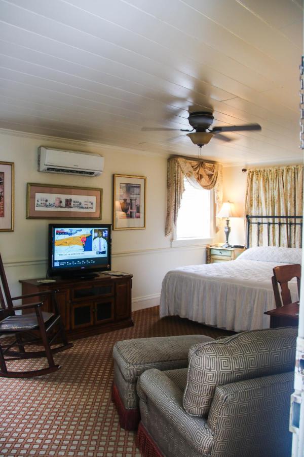 Deluxe King Room at Anchuca Historic Mansion & Inn