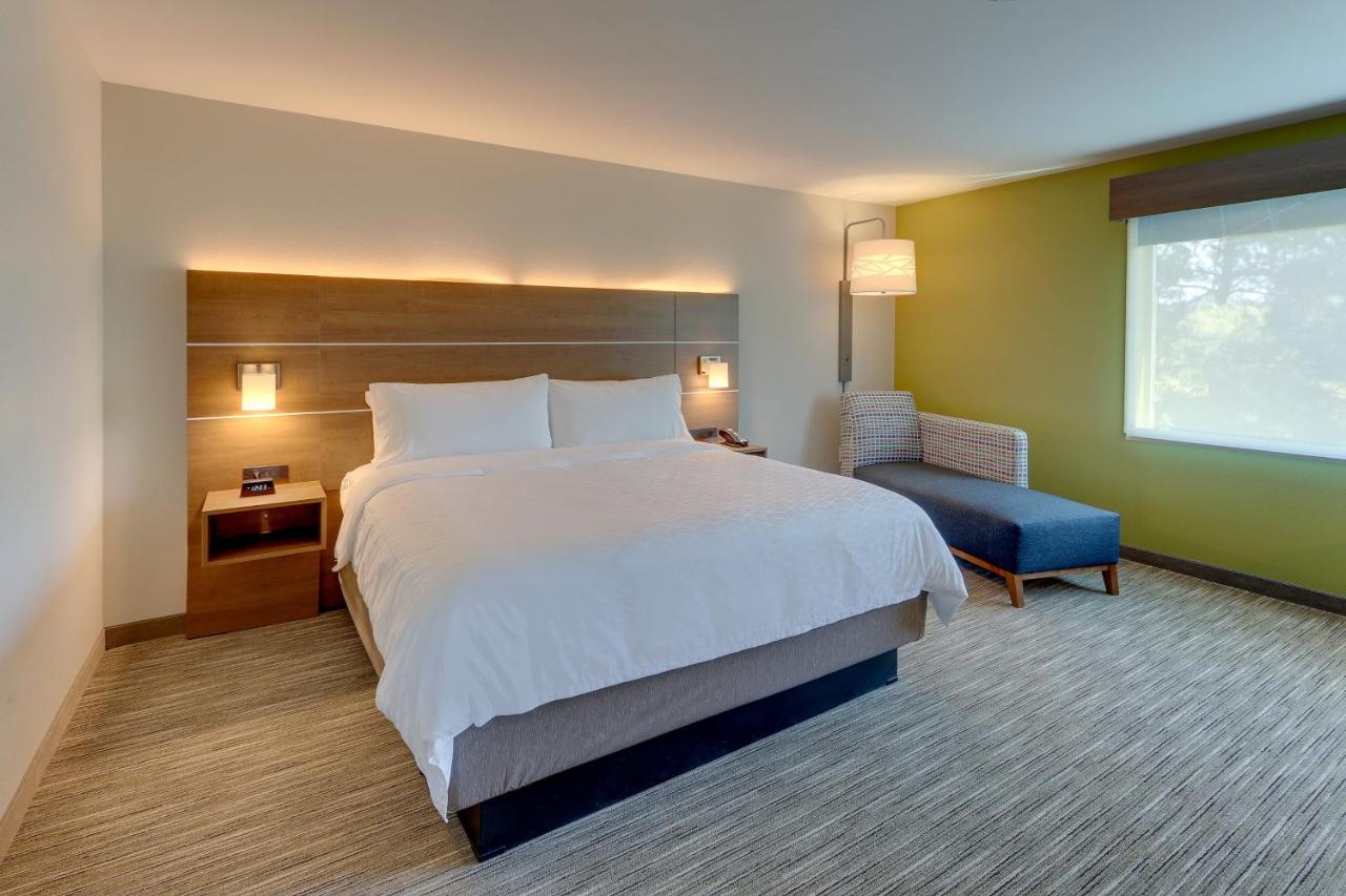 | Holiday Inn Express & Suites - Roanoke – Civic Center