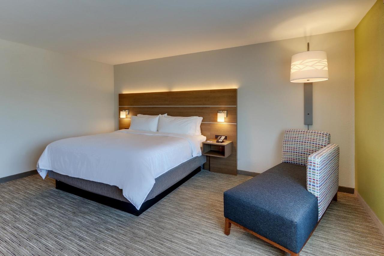 | Holiday Inn Express & Suites - Roanoke – Civic Center