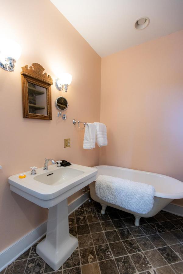 | Thomas Rose Inn