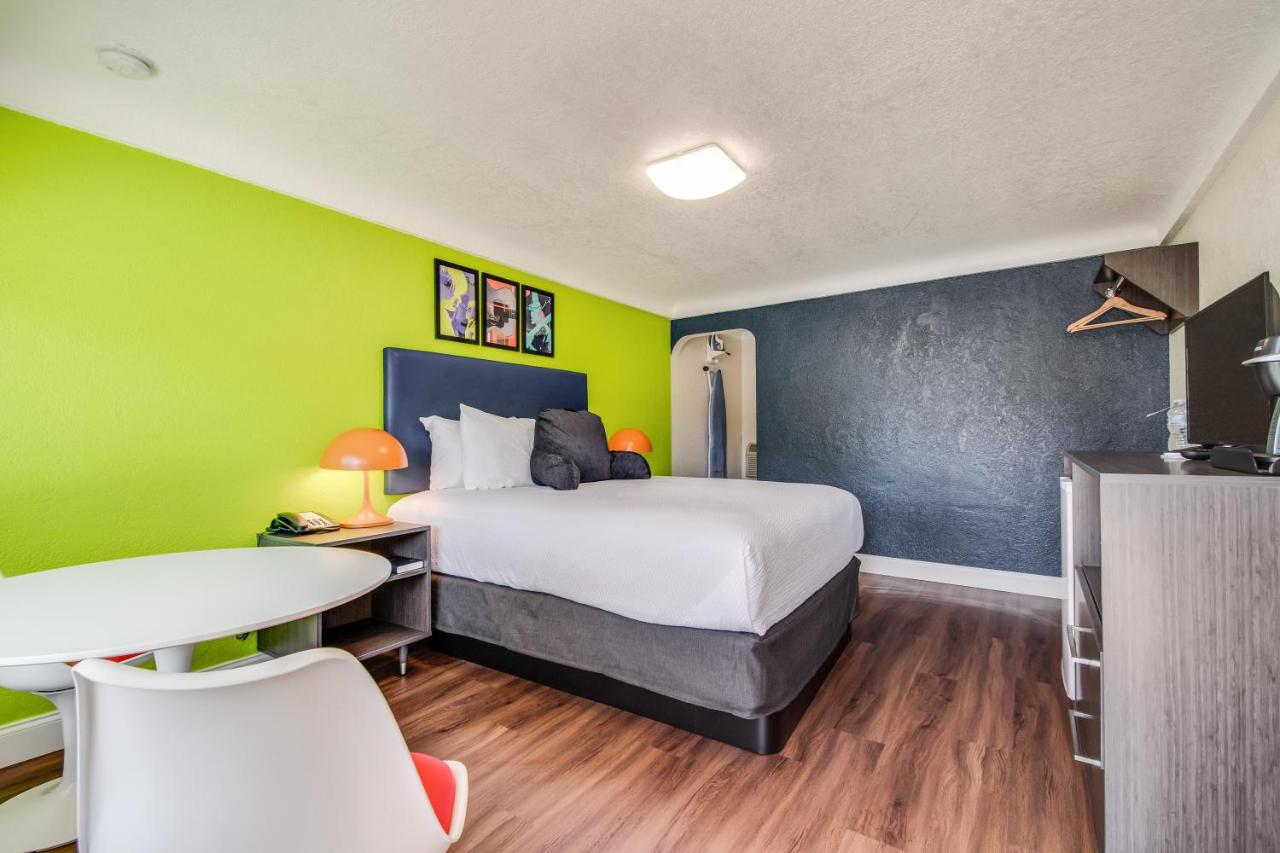 Queen Room - Non-Smoking at Signature Inn Eugene