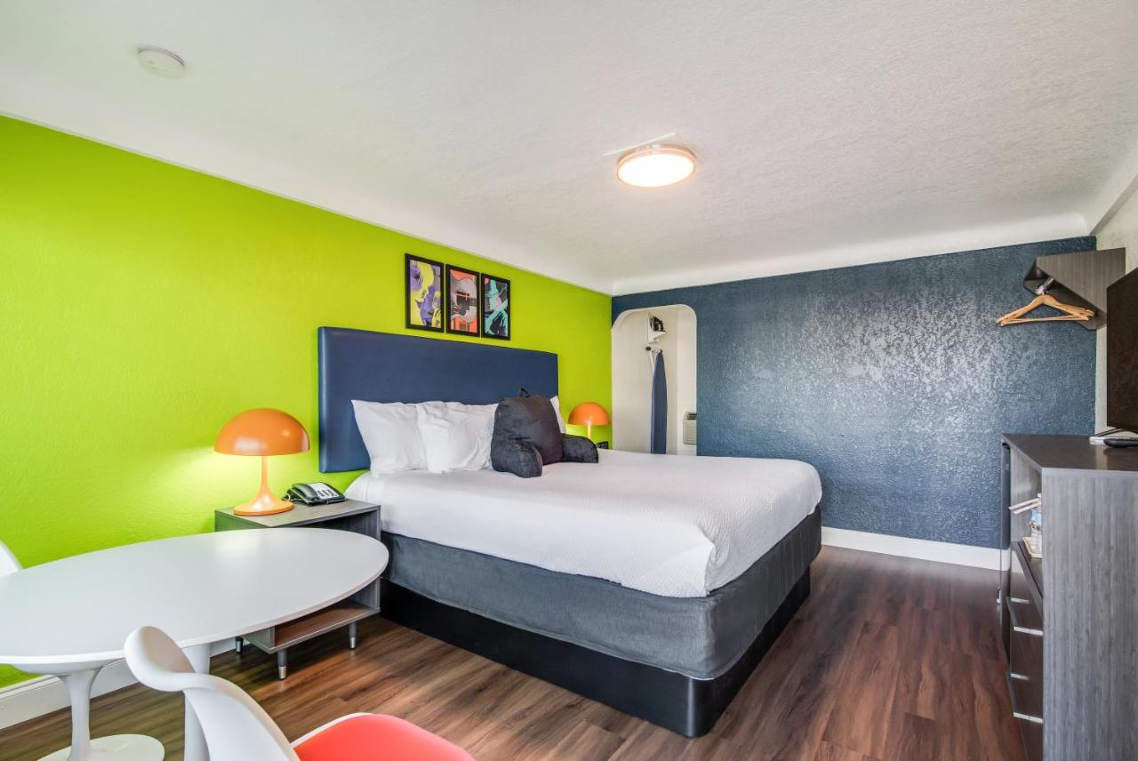 King Room - Non-Smoking at Signature Inn Eugene
