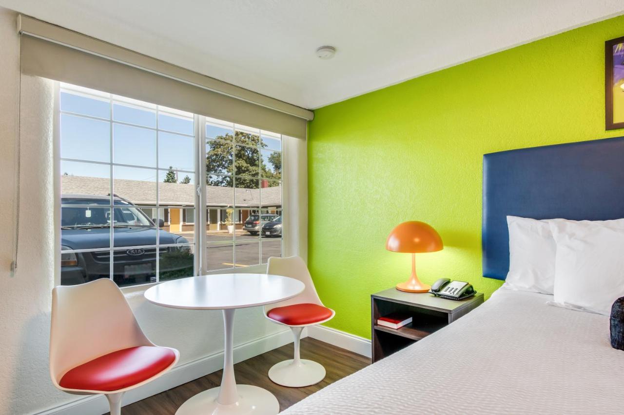 King Room - Non-Smoking at Signature Inn Eugene