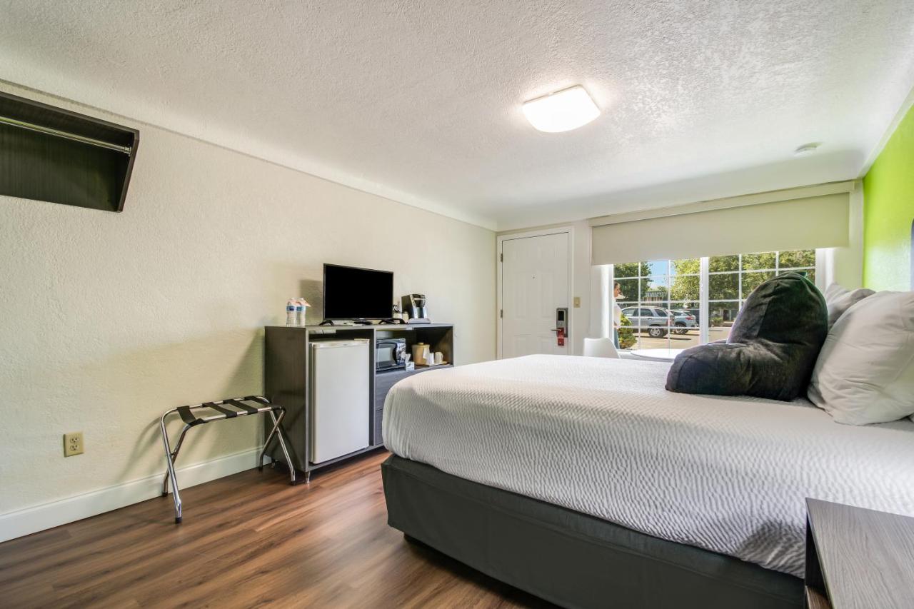 Queen Room - Non-Smoking at Signature Inn Eugene