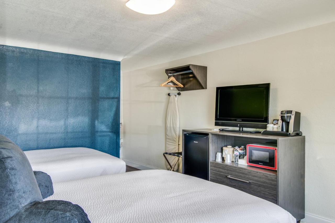 Double Room with Two Double Beds - Non-Smoking at Signature Inn Eugene