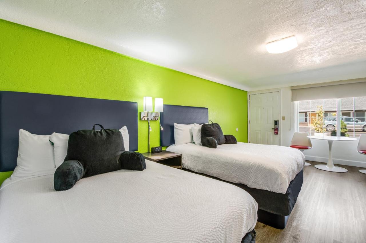Standard Triple Room at Signature Inn Eugene