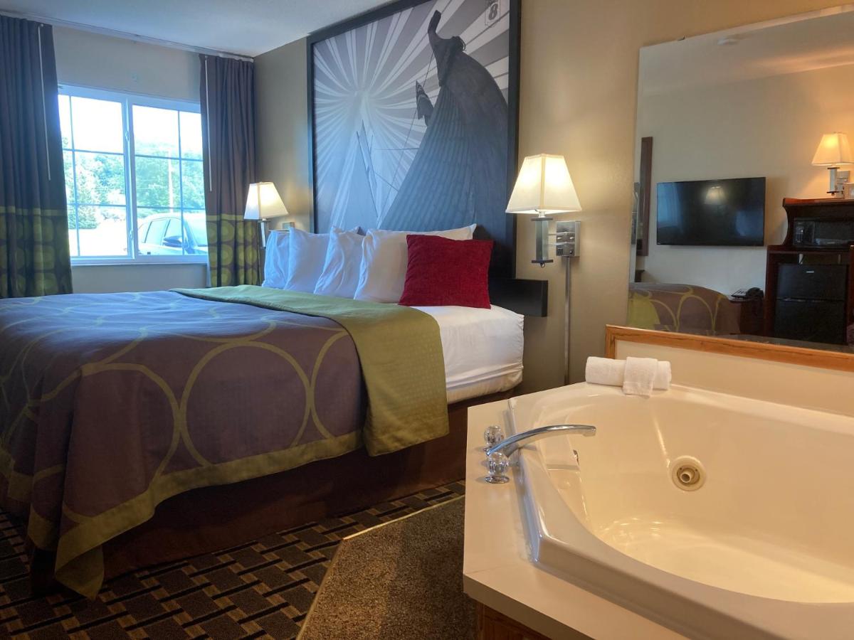 King Suite - Non-Smoking at Super 8 by Wyndham Chisago City