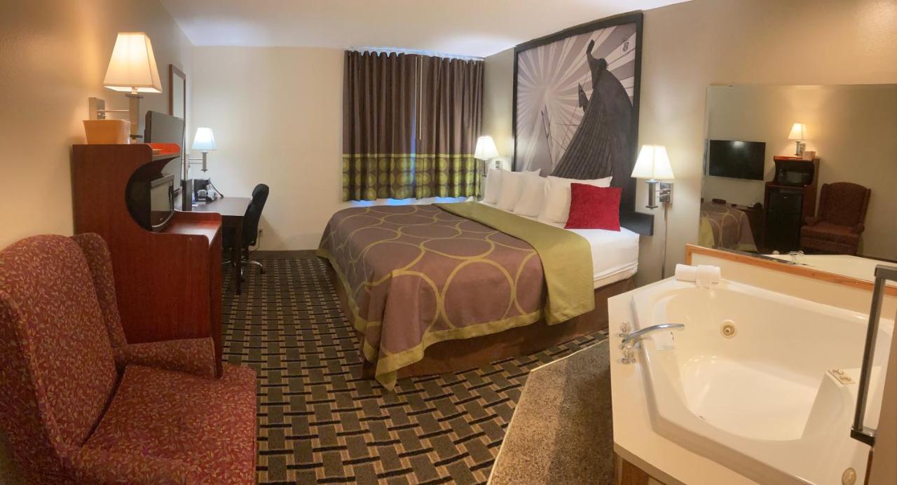 King Suite - Non-Smoking at Super 8 by Wyndham Chisago City
