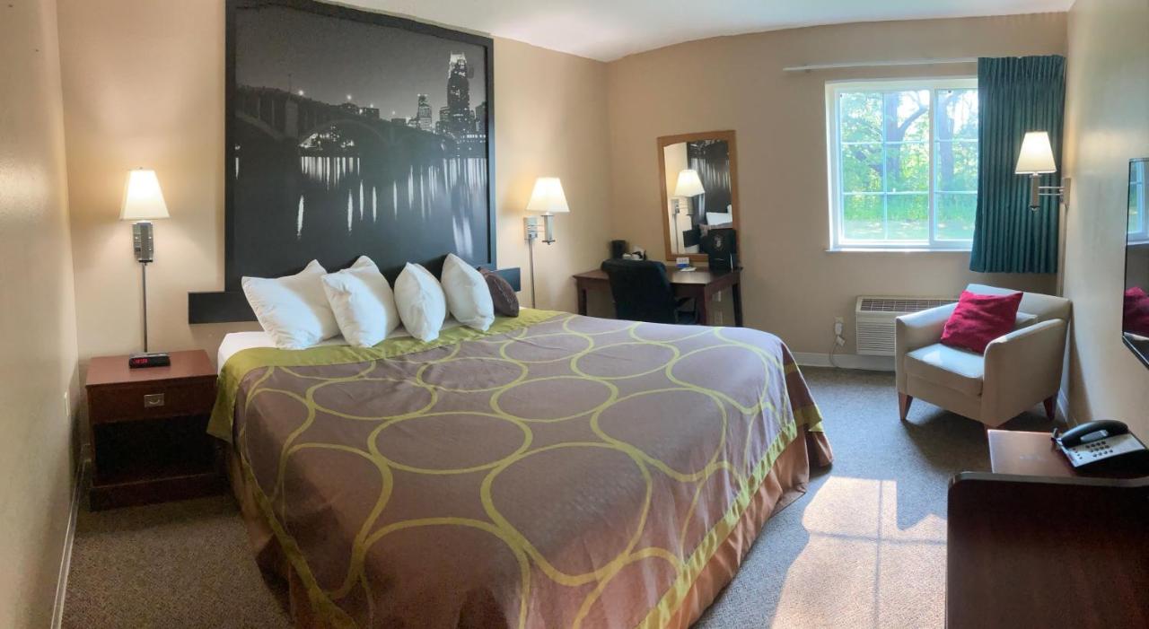 King Room - Mobility Access/Non-Smoking at Super 8 by Wyndham Chisago City