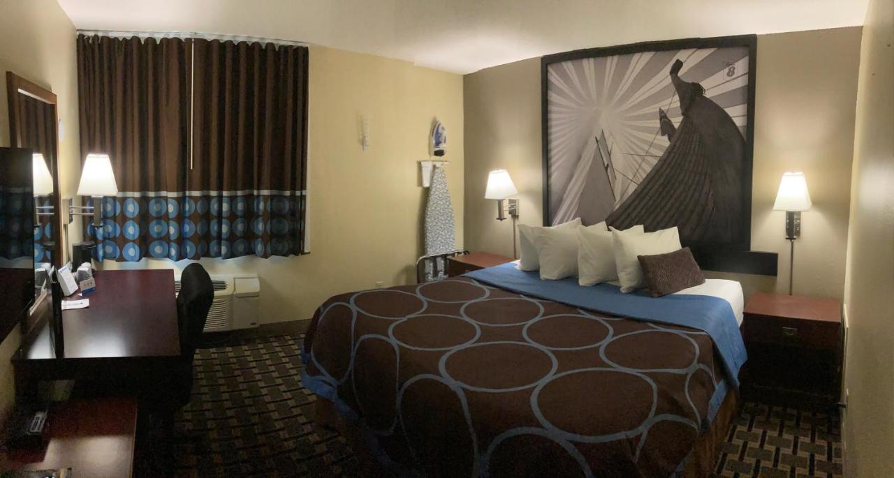 King Room - Non-Smoking at Super 8 by Wyndham Chisago City