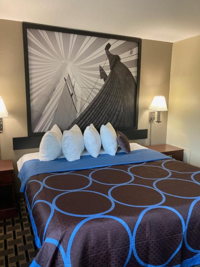 King Room - Non-Smoking at Super 8 by Wyndham Chisago City