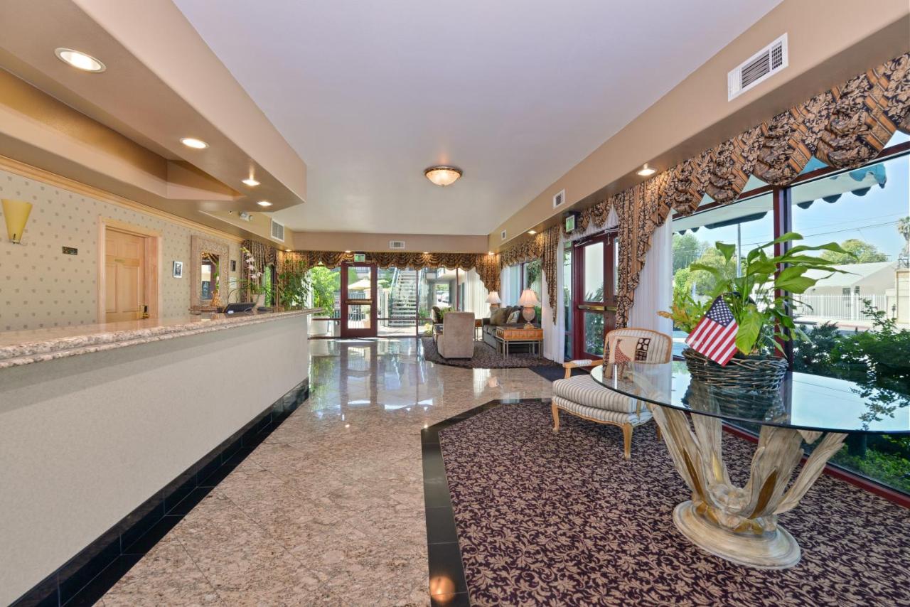| Tarzana Inn