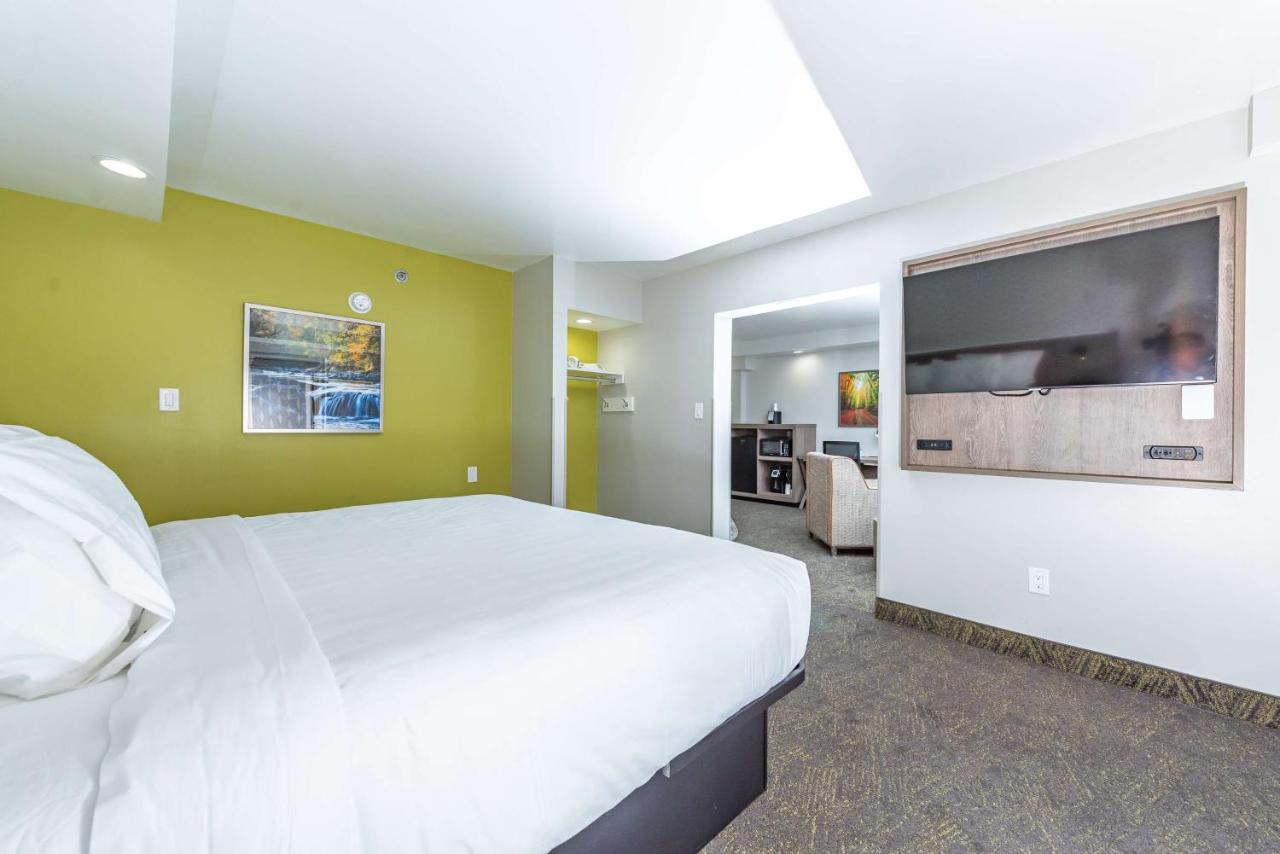 King Suite with Whirlpool and Balcony at Best Western Plus Apple Valley Lodge Pigeon Forge