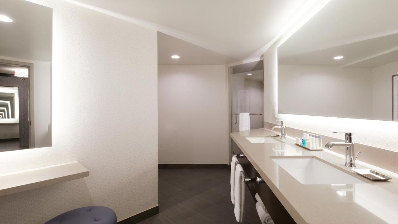 Deluxe Spa Suite 1 King Non-Smoking at Silver Legacy Reno - A Caesars Rewards Destination