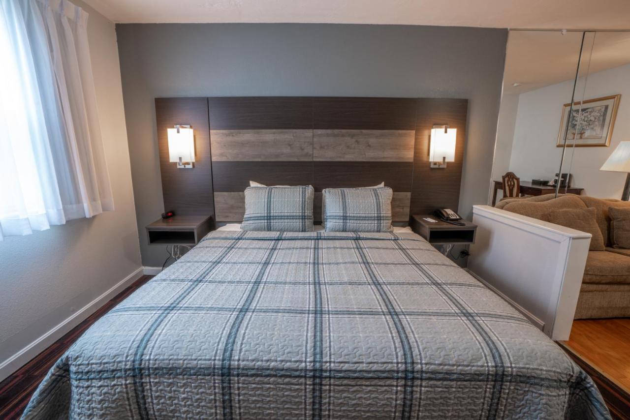 | Hyannis Plaza Hotel