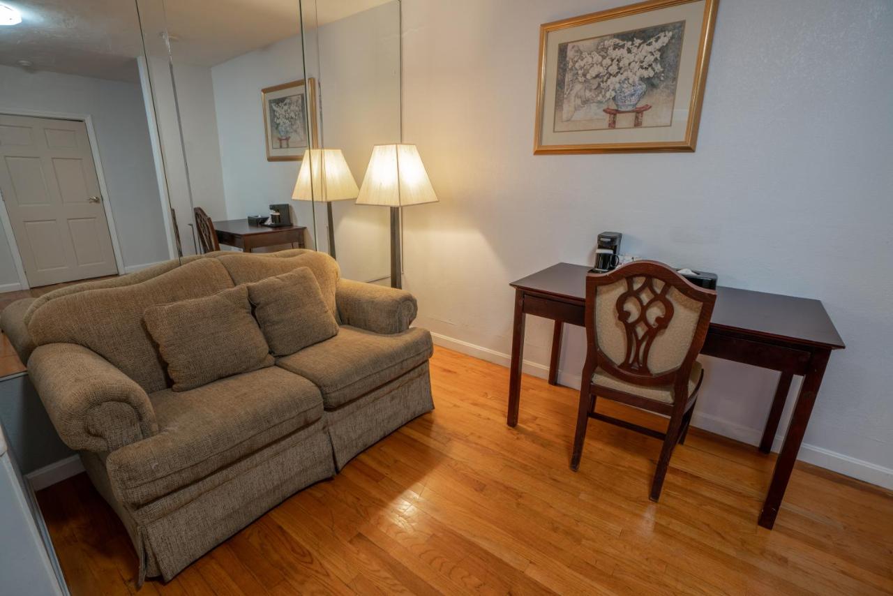 | Hyannis Plaza Hotel