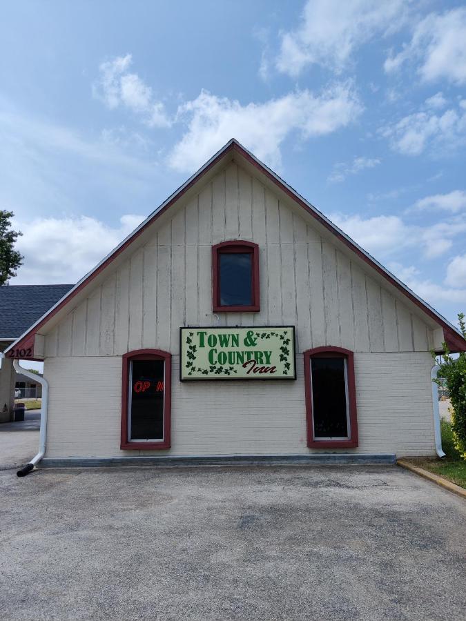  | Town and Country INN