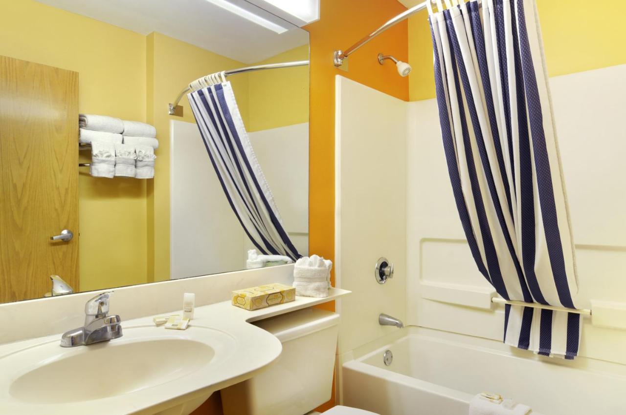 Queen Suite with Sofa Bed at Hometown Inn & Suites Jacksonville - Butler Blvd./Southpoint
