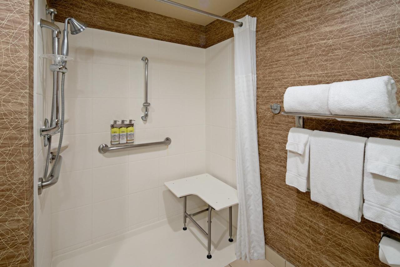 King Room with Roll-In Shower - Disability Access at Holiday Inn Express Port Hueneme by IHG