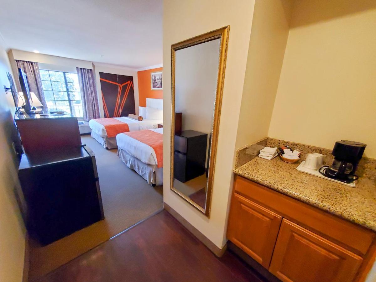 Queen Room with Two Queen Beds - Non-Smoking at Howard Johnson by Wyndham Pasadena