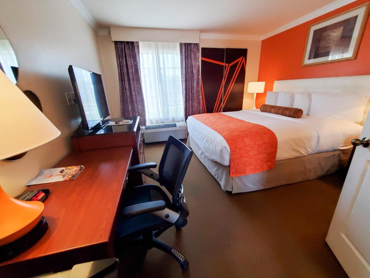 King Suite - Non-Smoking at Howard Johnson by Wyndham Pasadena
